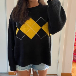 Tröja  - Är osäker vart den är köpt, kanske aliexpress. Storleken är också okänt men sitter fint oversized på mig som bär xs/s