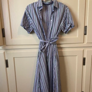 Skjortklänning från Zara! - Säljer superfin skjortklänning i bra skick! Stl XS men passar lika bra för S. Skriv för fler bilder <3 