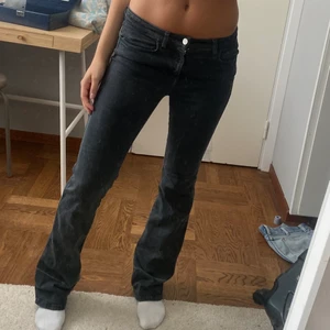 Bootcut - Svår att fånga färgen, men typ mörkblå/grå. Jag är ca 170. Går att få paketpris vid köp av fler plagg, frakt ingår inte 