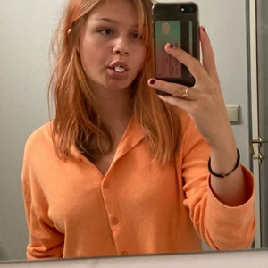 Orange kofta - Vacker Orange kofta i braa skick. Ser ut som det är handuksmaterial på bilden men de är det ej