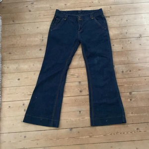  bootcut jeans - Säljer dem här jättefina bootcut jeansen då dem är lite stora för mig. Midjemåttet är 41 cm rakt över och innerbenslängden är 70 cm. 💕