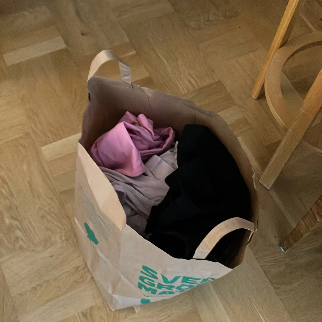 Hel kasse med kläder från Divided