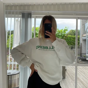 Vit sweatshirt - Vit sweatshirt från Ginatricot🤍🤍super fin, viker sig naturligt längst ner så man får den här oversized känslan