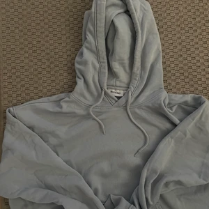 Hoodie Weekday  - Hoodie från Weekday. Storlek small men sitter oversized på mig som vanligtvis är en medium. Stor huva.