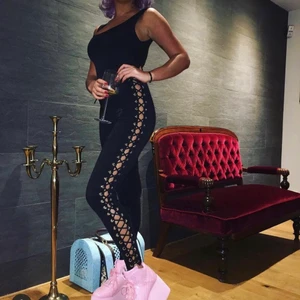 Laced jumpsuite - Svart jumpsuite med snörning på sidorna av benen. Stretchigt material. Storlek M. Köpt 2017.