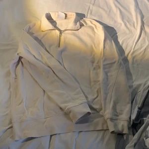 Storlek S herr  - En zara zip upp som är väldigt fint skick men har växt ur den är färgen vit beige 