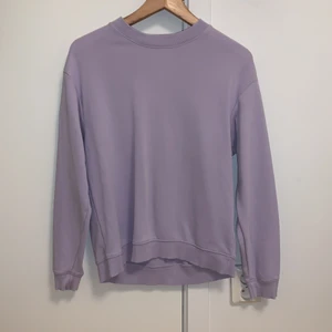 Lila Crewneck Tröja  - Ljuslila crewneck tröja från Monki. Inte så tjock men härlig och mjuk 