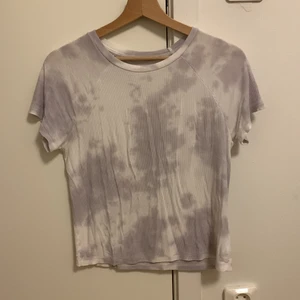 Ribbad lila t-shirt - Väldigt mysig och luftig t-shirt med tie-dye tryck. Bra skick! 