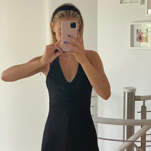 Svart klänning  - Svart silkes klänning från Zara, helt oanvänd!