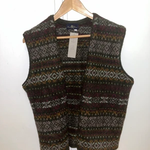 Stickad väst - Lite hårdare stickad väst från Urban Outfitters Vintage Renewal kollektion. One size.