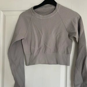 Träningtröja - Tight ribbad tränings tröja från soc. Aldrig använd, strl M/L💗