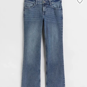 Flare low jeans - Ett par lågmidjade jeans. säljer dom eftersom dom inte kommer till användning längre och har använt dom 2 gånger ungefär, dom är ganska långa på mig som är 156.  Om man vill köpa direkt kostar det 350 