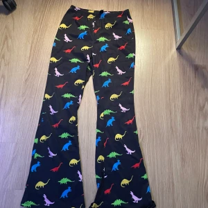 Dino byxor - Väldigt tunna mjukisar i dinosaurie mönster.