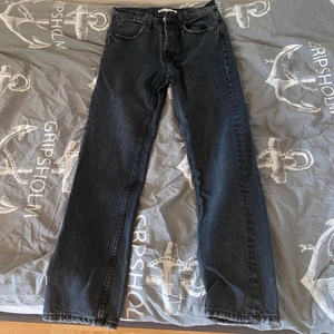 Svarta straight leg jeans - Säljer nu mina snygga straight leg jeans från Zara. De är sparsamt använda och köpta för 399kr. SLUTSÅLDA I BUTIK OCH HEMSIDA!!