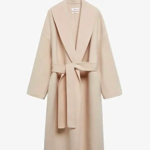 Perfekta beige kappan från Mango - Helt oanvänd med prislapp på, Storlek Xs, oversize så det passar även S/M. 2299kr originalpris, säljer för 1600kr. 