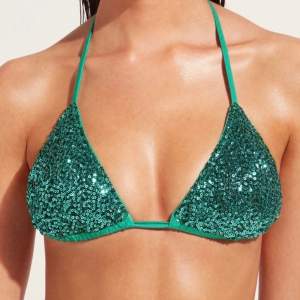 En helt ny och oanvänd triangel bikini överdel från Calzedonia. Jättefin grön topp med paljetter💚✨ Säljer på grund av att den är för liten för mig. 