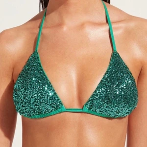 Bikinitopp från Calzedonia - En helt ny och oanvänd triangel bikini överdel från Calzedonia. Jättefin grön topp med paljetter💚✨ Säljer på grund av att den är för liten för mig. 