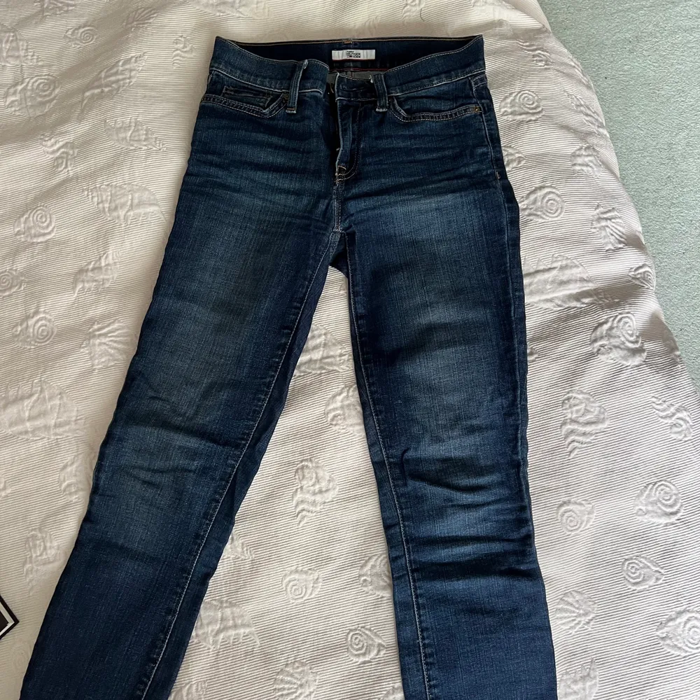 Knappt använda jeans från hilfiger, nypris 1200kr. Lågmidjade i storlek 25/28, sitter ganska tajt. Jeans & Byxor.