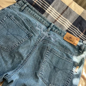 Y2k jeans - Vis Donna vintage Jeans köpte second hand med jättefin detalj där bak, men tyvärr är de för stora för mig, men kan sitta fint på de som vill ha lite lågmidjat, dessutom så är de lite för korta för min smak (är 164). <3 midjemått: 81cm 