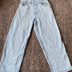 Light blue Big boys - Ny tvättade på bilden där av skrynklor. Rena och fina men lite frasiga på ena byxbenet 