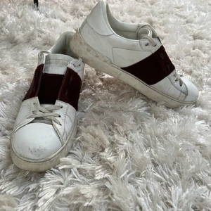 VALENTINO SKOR - Valentino skor i storlek 45. Skorna är väl använda, men går definitivt att putsa upp med liten vatten och en trasa!  Nypris: 5700kr