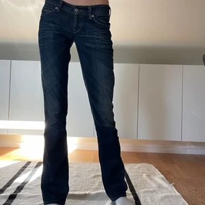 Lågmidjade jeans levis - Säljer dessa mörkblåa, lågmidjade levis jeans i perfekt skick! Midjemått: ca 75cm (lite stretch), innerbenslängd: 84cm (passar bra på mig som är ca 1.76cm lång) 💖