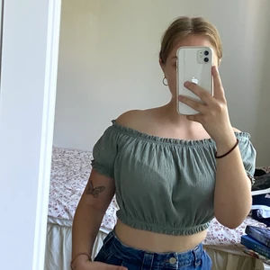 Grön, romantisk tröja - En grön magtröja i romantisk stil. Man kan ha den off-shoulder eller normalt. Den är i väldigt bra skick då jag knappt har använt den. 