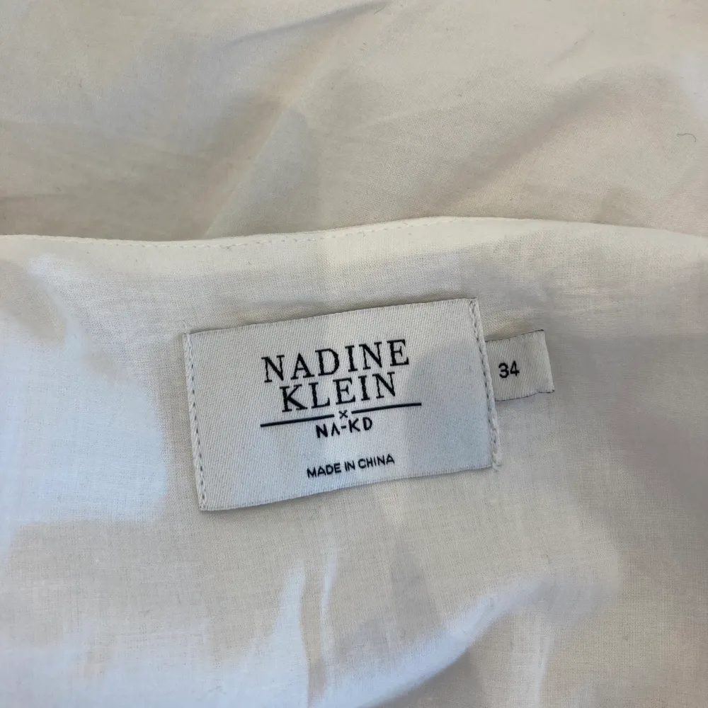 Jättefin vit klänning i strl 34 från NAKD. Aldrig använd, köpt för 500 kr. . Klänningar.