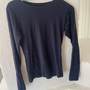 Tröja  - Långärmad tröja i ett otroligt skönt material. Storlek 34 och köpt från Åhléns, aldrig använd 💙💙