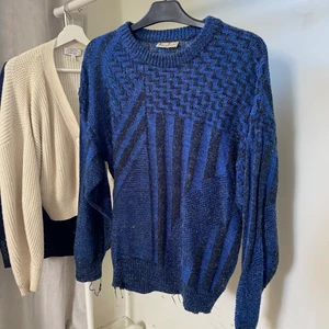 Tröja - Blå stickad tröja med glitter trådar.  Kommer förmodligen från 80 talet och är köpt second hand. Har väl använts lite då och då men är in princip som när jag köpte den. Den sitter oversized på mig och jag uppskattar att storleken sitter som en större M. ❤️