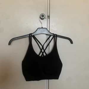 Sport-bh - Skön sport-bh från soc, säljer då den är för liten för mig:) Endast provad! Strl M/L men är liten i strl så skulle säga att den mer är en xs/s 40 kr + frakt 🖤