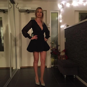 Kort klänning  ( marinblå och vitt ) - Säljer 2 stycken klänningar i samma modell. Den ena är mörkblå som på bilden. Den andra är i samma modell och storlek, men färgen vitt. 300kr styck Eller 500kr för 2 ( den mörkblåa och vita)