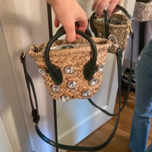 Mini-väska från Zara - Säljer denna söta väska då den tyvärr aldrig kommit till användning. Säljes för 40 kr!  Kan mötas upp i Göteborg, vid post står köparen för frakten. 