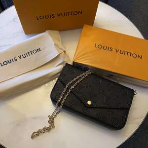 Louis Vuitton Pochette Félicie i färgen svart. Väskan är helt ny och oanvänd. Du får med både box och dustbag. För mer info skicka ett meddelande!😊