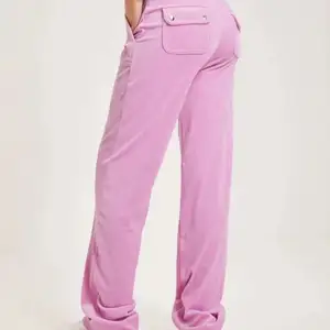 Hej! Säljer ett par nästan oanvända rosa Juicy Couture byxor!💗 Finns inget kvitto men bjuder på frakt!📦