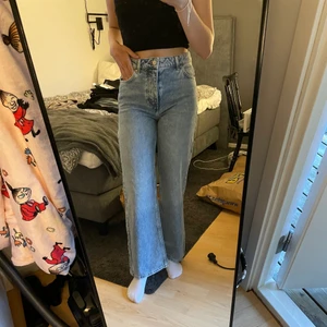 Jeans - Tror jag köpte dessa jeans på Bik Bok men är inte säker. Jag säljer de för 250kr, men frakt tillkommer. Kan även mötas upp😊 storlek 26. OBS FRAKTEN SOM ÄR TILLAGD GÄLLER EJ