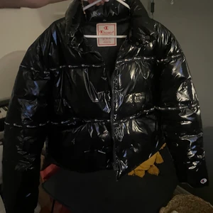 Champion jacka  - Fin glansig champion jacka i fint skick. Perfekt till höst och vinter💕 skriv för fler bilder. 