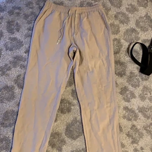 Linnebyxor - Säljer dessa linnebyxor då de inte passade mig! Lite ”tjockare” material vilket gör att de ej blir genomskinliga!💞 endast testade annars helt nya, fickor fram samt snörning, 1 ficka bak 