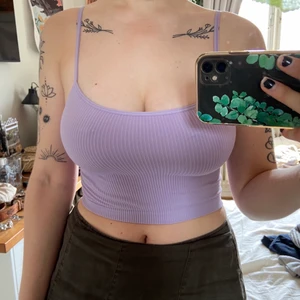 Topp - Så söt lila topp! Oanvänd. Möts i Stockholm eller skickar mot fraktkostnad💕💕