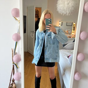 Oversized jeansjacka!! - Blå oversized jeansjacka från lager 157 som  knappt är använd. Tryck inte på köp direkt utan kontakta mig först om du är intresserad!❤️