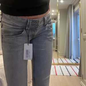 Jeans - Riktigt snygga pepe jeans. HELT SLUTSÅLDA på hemsidan! Lågmidjade. Helt oanvända. Nypris 1000kr. Tryck inte på köp inte nu! Köp direkt för 1000kr