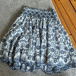 BIKBOK kjol  - Denna söta kjol är helt oanvänd med prislappen kvar. Det står att den är M i storlek men jag är vanligtvis en S eller XS och den passar jättebra. 