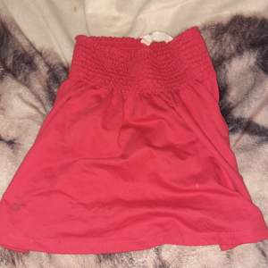 En röd kjol som anpassar sig till midjan! Säljer för att den aldrig kom till användning. 