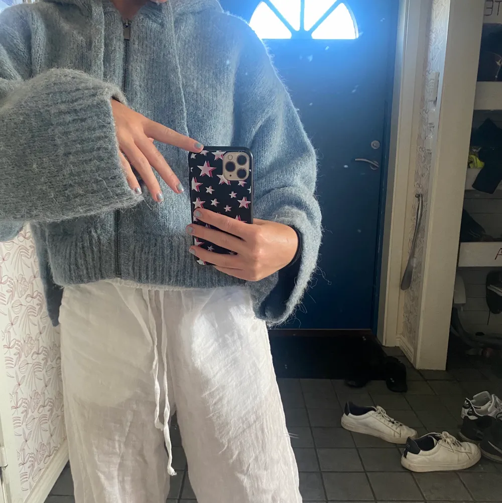 Oanvänd zip hoodie från Zara, stickad och blå. Storlek xs-s  Ganska säker på att nypriset är 399!  Köpare står för frakt.. Stickat.