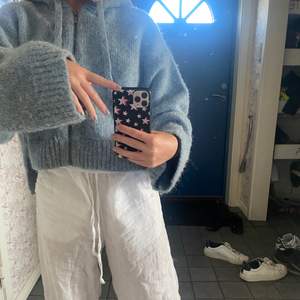 Oanvänd zip hoodie från Zara, stickad och blå. Storlek xs-s  Ganska säker på att nypriset är 399!  Köpare står för frakt.