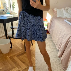 Blå och prickig Skort - Supersöt skort från stradivarius! Den är i bra skick, men har en liten lagning då dragkedjan lossnade lite från tyget. Kan sy om den med blå tråd om det skulle önskas, men det har inte stört mig från att använda den. 🙌💗 skriv för fler frågor eller bilder ☺️