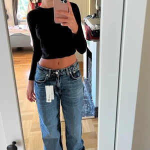 Svart långärmad tröja - Mysig härlig tröja i svart. Superskön. Ganska tunt men mjukt och strechigt material. Från h&m men är köpt för många år sedan. Sparsamt använd därmed i bra skick. 