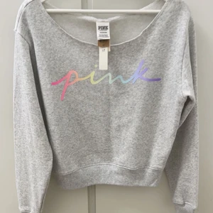 Victoria secret-Tröja - Säljer denna super fina tröjan som har en off shoulder modell i stl S från Victoria seceet, som jag fick i present men som som tyvärr inte kommer komma till användning för min del. Denna är helt oanvänd med lappen kvar. Frakten ingår ej i priset. 