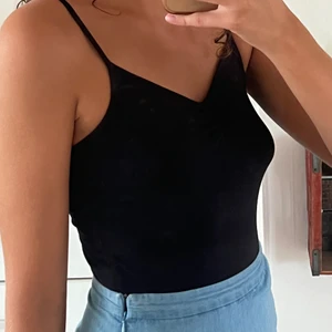 Svart linnebody - Svart body med smala band från bikbok 🤍 