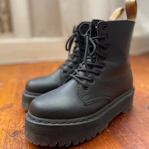 Dr Martens Jaden Black Kängor Platå - Använda max 5 gånger då de är för små för mig.